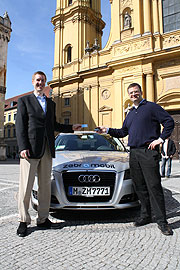 Matthias Hoene und Michael Ohr stellten "ZebraMobil" Car-On-Demand Projekt auf dem Odeonsplatz vor (©Foto: Marikka-Laila Maisel)